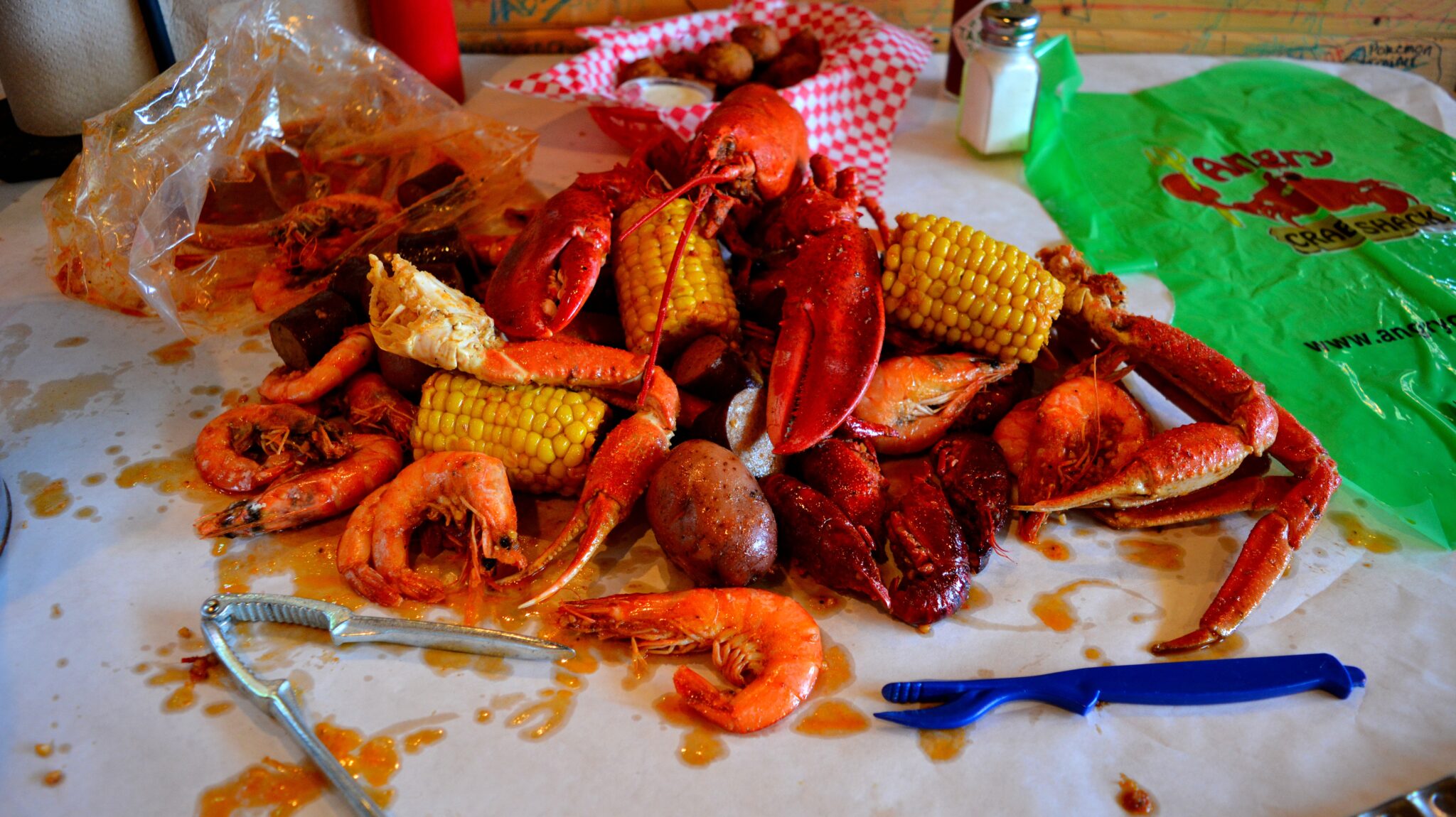 From Messy Feasts to Spotless Tables: Angry Crab Shack’s Clean Dining Experience